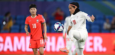 Als sie &uuml;ber die Familien in ihrer Heimat spricht, k&auml;mpft Irans St&uuml;rmerin mit den Tr&auml;nen