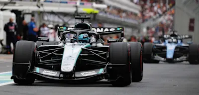 Kollisionen, Fahrt ins Kiesbett &ndash; Russell holt erste Pole nach Regelrevolution