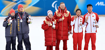 Auf dem Podest halten die Deutschen demonstrativ Abstand zu den siegreichen Russen
