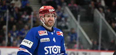 Bange Minuten &ndash; Profi bricht im Spiel zusammen und wird dreimal reanimiert