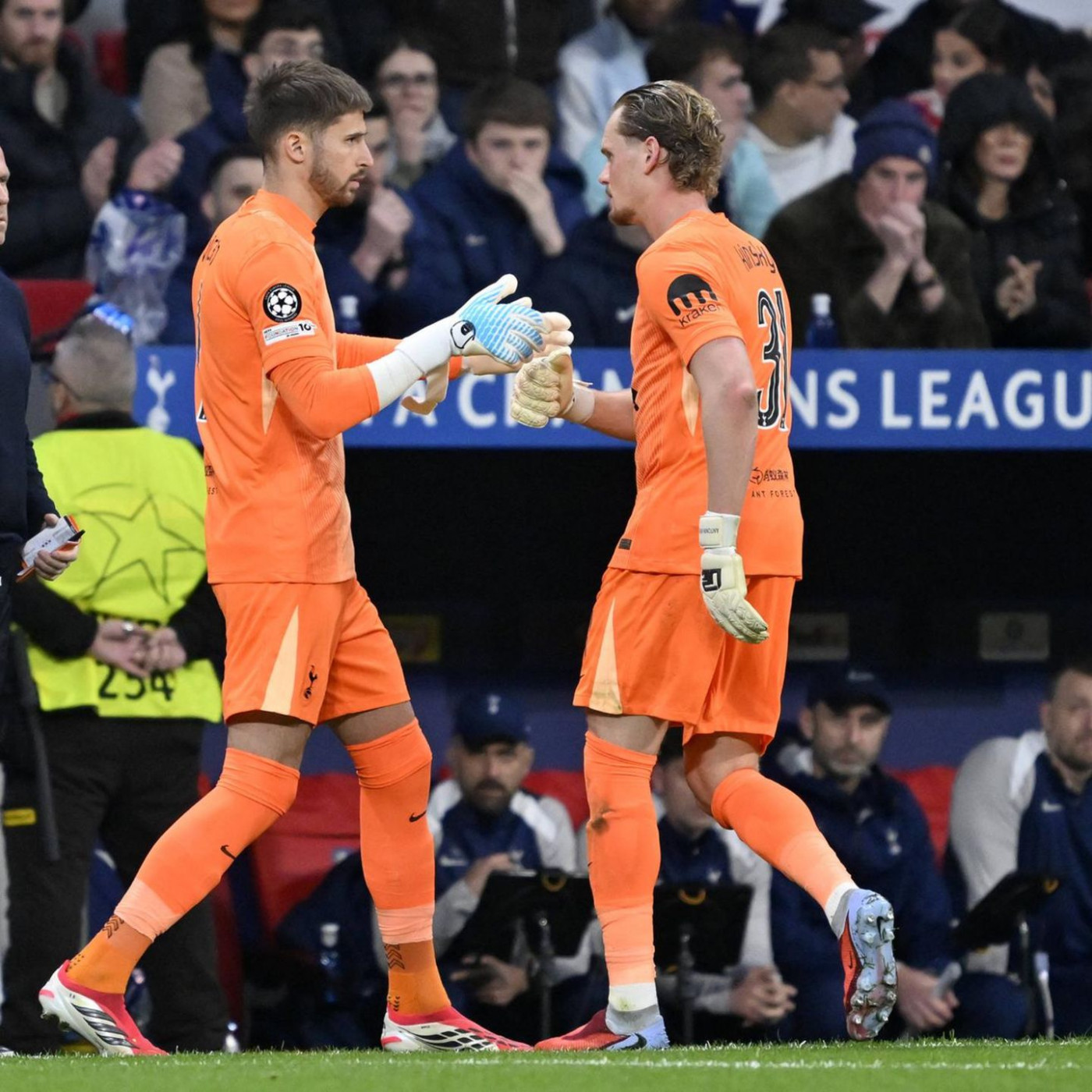 Tottenham wechselt nach 17 Minuten den Torwart &ndash; verletzt war er nicht