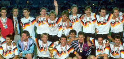 &bdquo;Mach hier nicht den Pel&eacute;&ldquo;, raunzt Beckenbauer in der Pause Klinsmann an