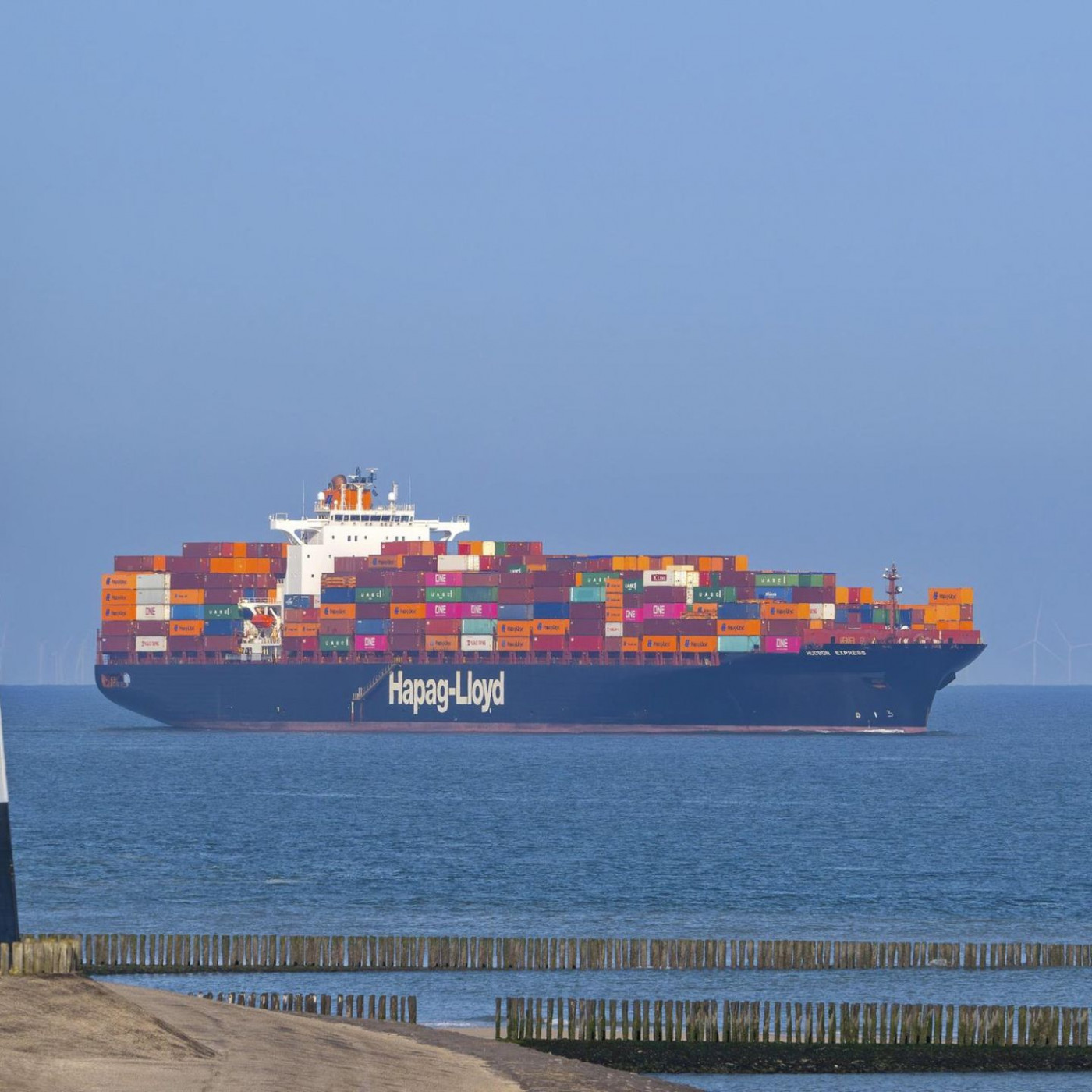 Hapag-Lloyd-Schiff in Stra&szlig;e von Hormus getroffen &ndash; Brand an Bord