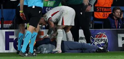 Schubser in die Bande &ndash; Chelsea-Spieler vers&ouml;hnt sich mit Balljungen