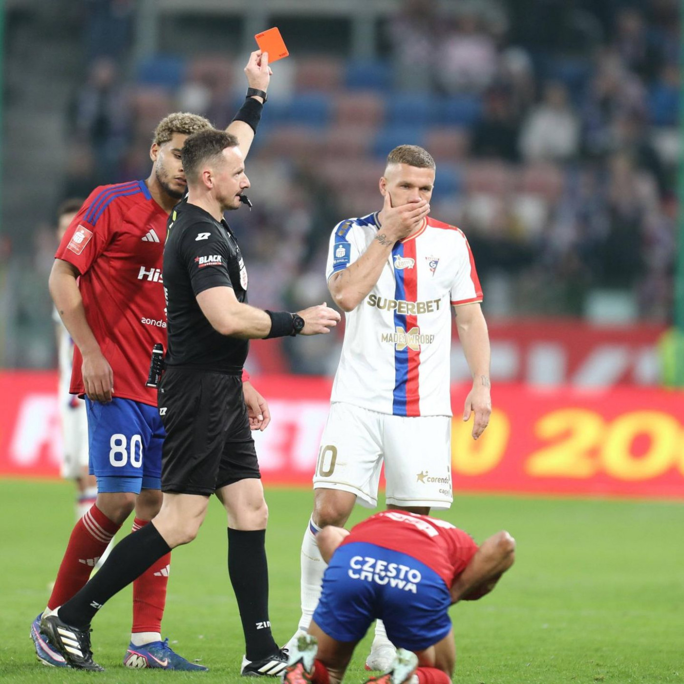 Podolski tickt aus und fliegt nach zwei Minuten vom Platz