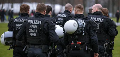 B&ouml;ller auf den Schiedsrichter, Platzsturm, Polizist mit Eisenstange geschlagen