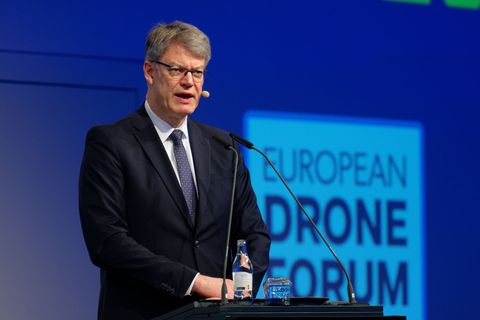 Schnieder k&uuml;ndigt Luftraum-Gesetz f&uuml;r Drohnen an