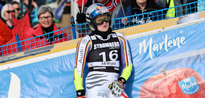 Schimpfend f&auml;hrt der deutsche Skistar ins Ziel