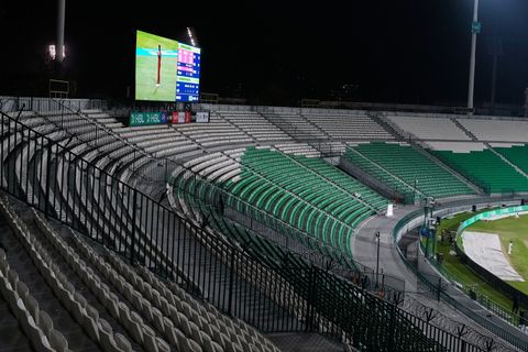 Pakistans Sportfans feiern wegen Energiekrise von zu Hause