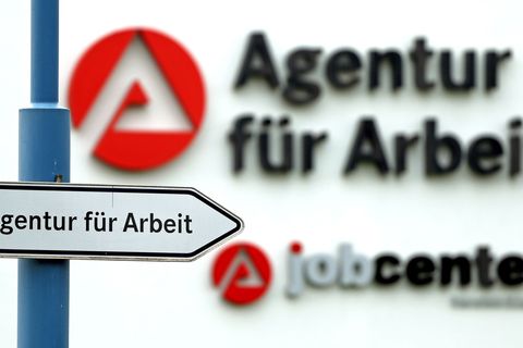 Arbeitslosigkeit steigt, Besch&auml;ftigung stagniert