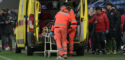 T&uuml;rkischer Nationaltrainer bewusstlos &ndash; Spiel f&uuml;r zwei Stunden unterbrochen