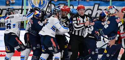 &bdquo;&Auml;rzte auf das Eis&ldquo;, ruft der Stadionsprecher nach dem brutalen Foul