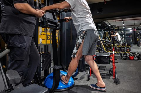 Diese M&auml;nner fahren in eine Klinik, um sich die Beine brechen zu lassen. Warum?