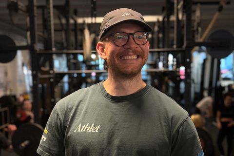 Er sprang kopf&uuml;ber in einen flachen See. Seine Muskeln retteten ihm das Leben