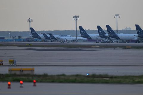 Piloten und Flugbegleiter streiken - Hunderte Fl&uuml;ge abgesagt