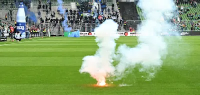 &bdquo;Weg, weg, weg!&ldquo;, ruft die Moderatorin &ndash; DAZN-&Uuml;bertragung wegen Pyro-Beschuss unterbrochen