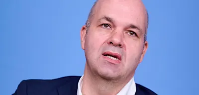 Alle k&ouml;nnten &bdquo;selbst entscheiden&ldquo; &ndash; &Ouml;konom schl&auml;gt radikale Vereinfachung der 1000-Euro-Pr&auml;mie vor