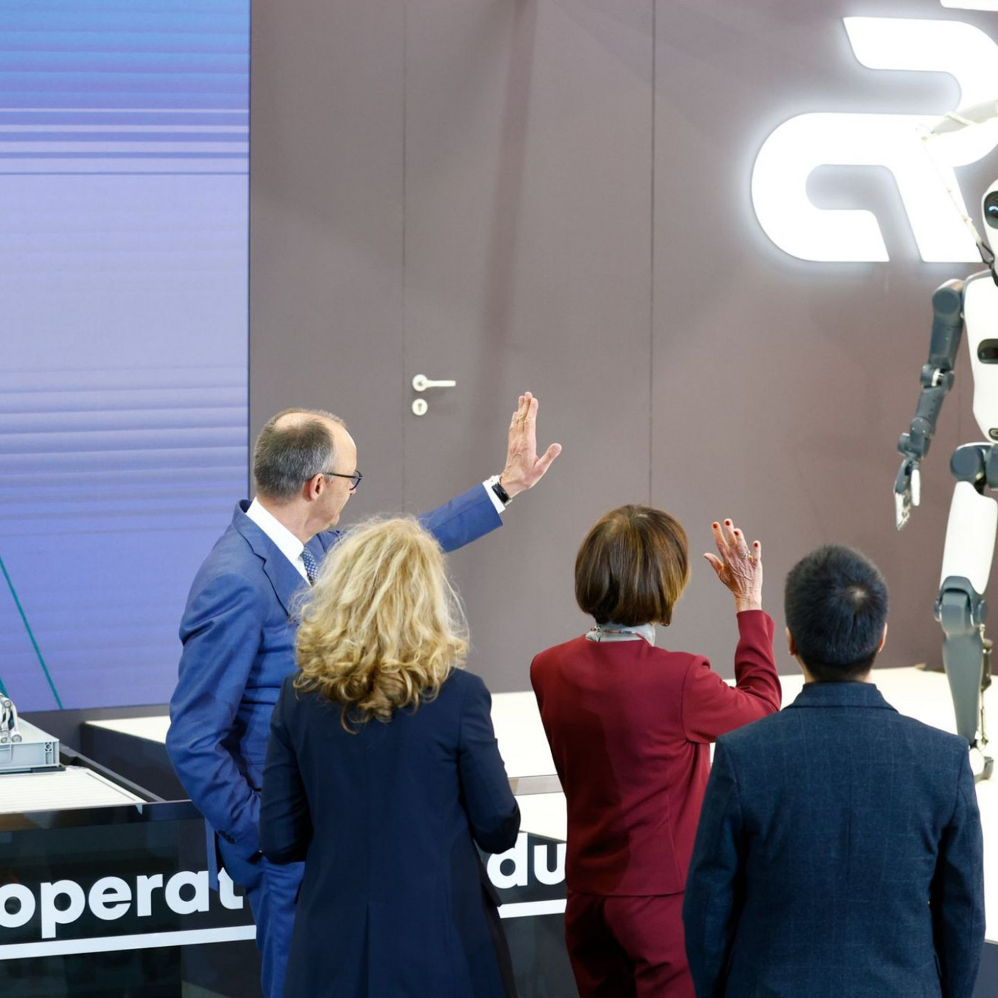 Merz als "Herr Merkel" und ein ungew&ouml;hnlicher Messe-Rundgang