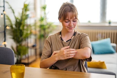 Wie ein M&uuml;ckenstich-Pflaster gegen Juckreiz helfen soll