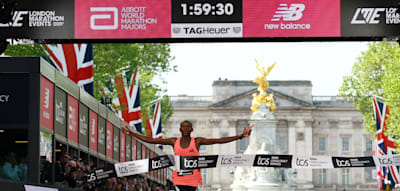 Erster Mensch der Welt l&auml;uft Marathon unter zwei Stunden