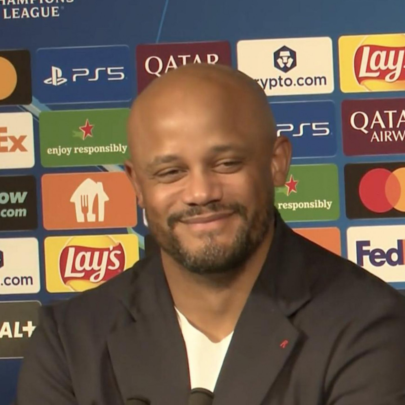 Kompany scherzt: &bdquo;Ich bin 1,92&ldquo; &ndash; und zu gro&szlig; zum Tricksen