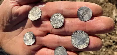 &bdquo;Ein historischer Fund&ldquo; &ndash; Hobbysucher finden riesigen Wikingerschatz mit tausenden M&uuml;nzen