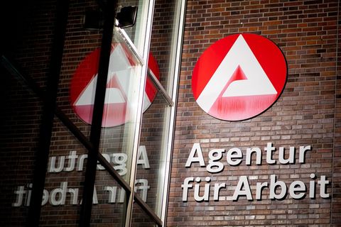 Arbeitslosigkeit sinkt kaum - und wird teuer