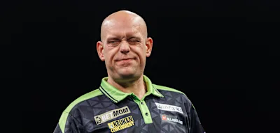 Nachdem Michael van Gerwen der Frau ins Ohr fl&uuml;sterte, schl&auml;gt der Mann zu