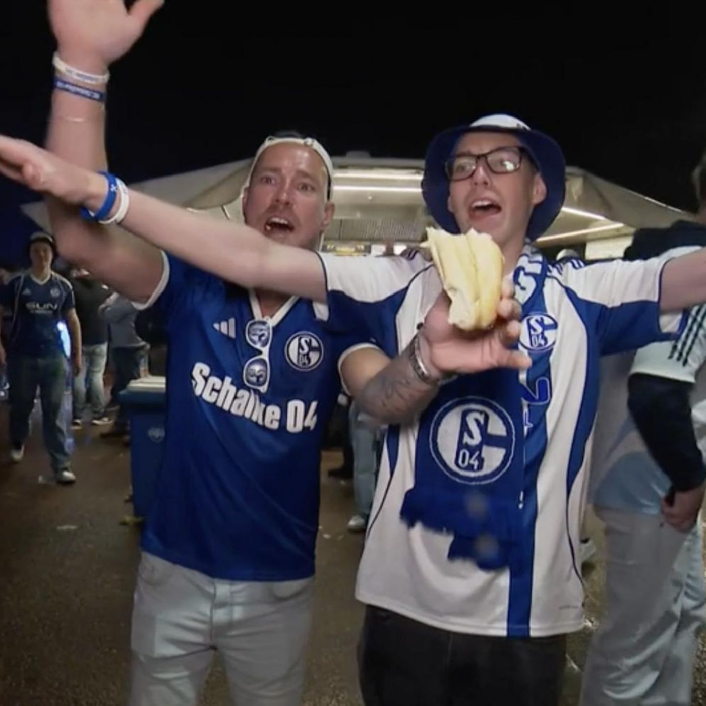 Schalke-Fans feiern Aufstieg bis sp&auml;t in die Nacht