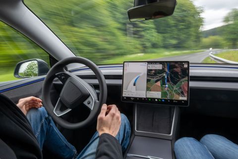 Selbstfahrende Teslas bringen Sch&uuml;ler und Senioren ans Ziel