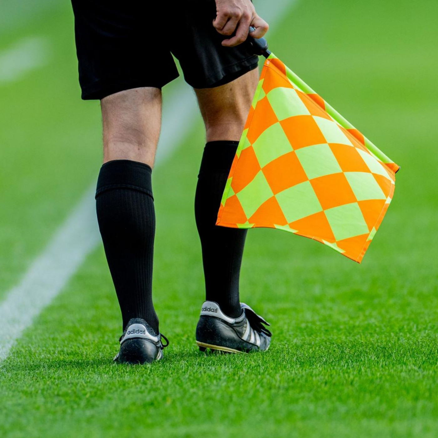 Fu&szlig;baller schl&auml;gt minderj&auml;hrigen Schiedsrichter &ndash; alle Spiele abgesagt
