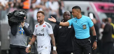 Superstar sch&auml;umt vor Wut &ndash; Vierter Offizieller wechselt Neymar gegen dessen Willen aus