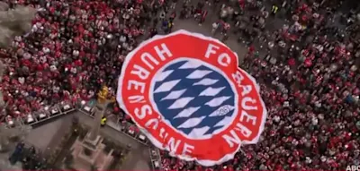 So einfach gelangte das Hurens&ouml;hne-Plakat auf Bayerns Meisterparty
