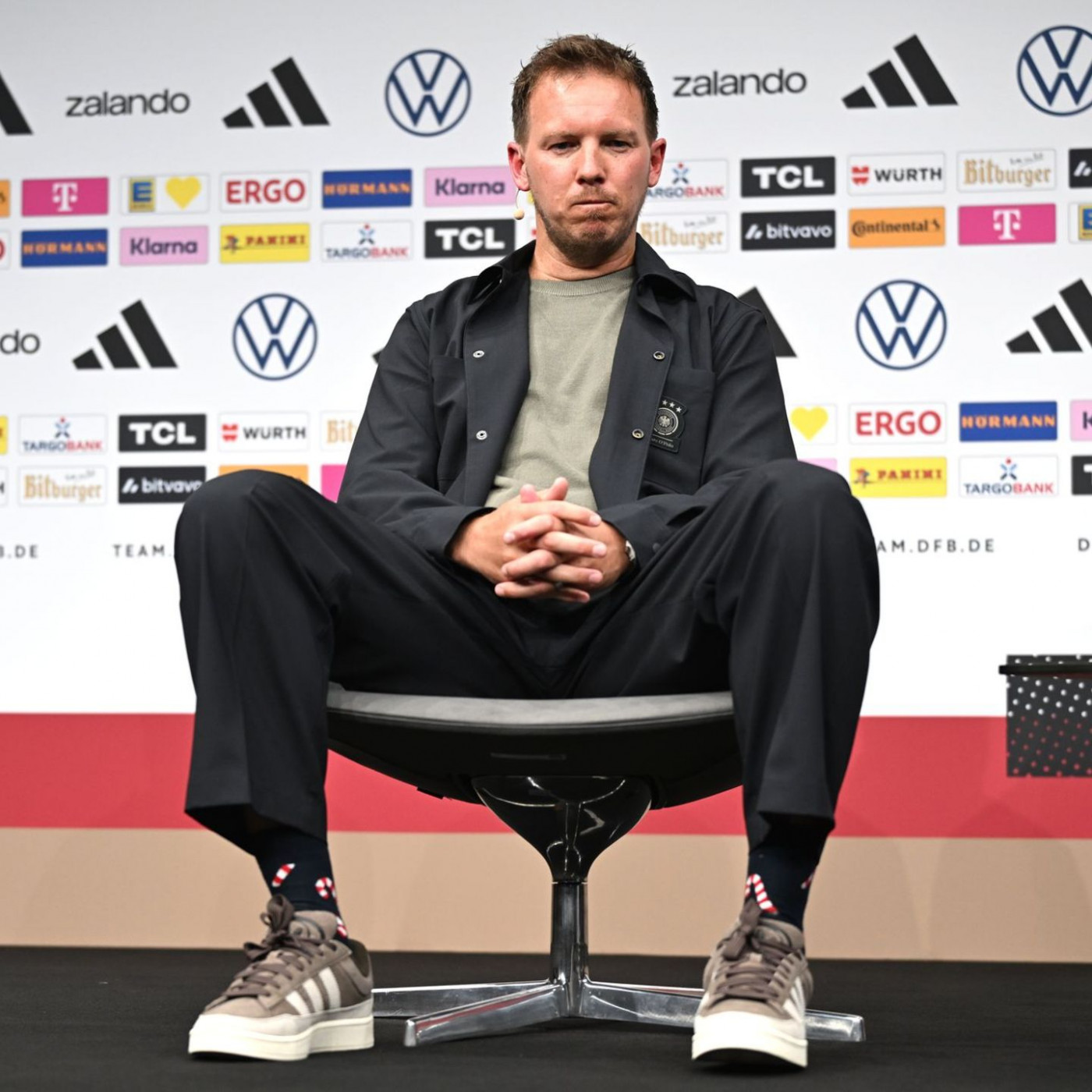 Nagelsmann tr&auml;gt Socken von Baumann, als er Neuer-R&uuml;ckkehr bekannt gibt