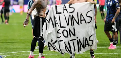 Argentinien droht &Auml;rger &ndash; Spieler feiern mit Plakat &uuml;ber Falklandkrieg