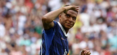 Beim Stand von 0:4 tauscht Mbapp&eacute; sein Trikot und plaudert angeregt mit Tuchel