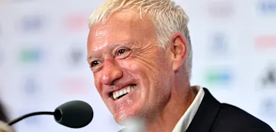 Pl&ouml;tzlich erheben sich die Reporter auf der Pressekonferenz f&uuml;r den scheidenden Trainer