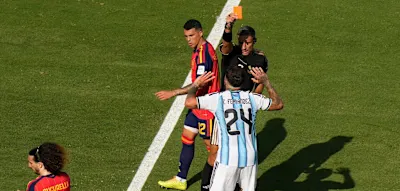 Das doppelt d&auml;mliche Foulspiel des Argentiniers