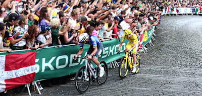 Nach seinem Husarenritt bleibt van der Poel minutenlang auf den Champs &Eacute;lys&eacute;es liegen