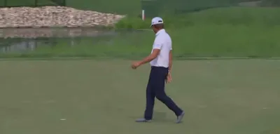 Kuriose Szene mitten in der Runde &ndash; Golf-Star zieht aus Protest die Schuhe aus
