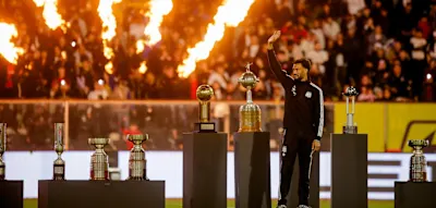 WM-Held wie Rockstar empfangen &ndash; und dann segelte ein Fallschirmspringer ins Stadion