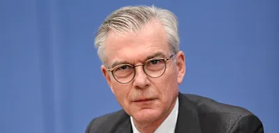 &bdquo;Dann werden die Reformpl&auml;ne wie Dominosteine fallen&ldquo;, warnt der Wirtschaftsweise in Richtung Merz