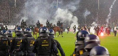 Pyros, Platzsturm, Polizei &ndash; Derby zwischen Kaiserslautern und Mannheim eskaliert