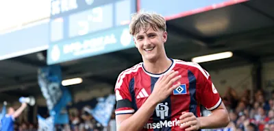 K&ouml;ln qu&auml;lt sich in die zweite Runde, 16-J&auml;hriger f&uuml;hrt den HSV zum Sieg und knackt Seeler-Rekord