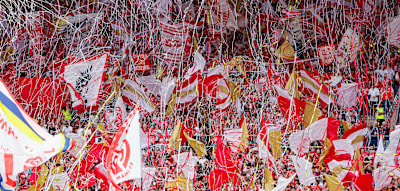 90 Minuten hinter Fahnen &ndash; ein absurder Trend macht in der Bundesliga Schule