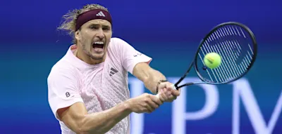 W&uuml;tend schleudert Zverev den Schl&auml;ger an die Wand, am Ende aber wird es vers&ouml;hnlich
