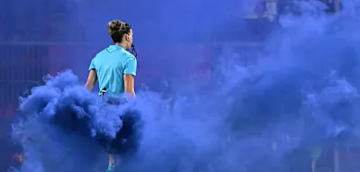 W&uuml;rfe aus dem Biergarten &ndash; Pyro-Aktion kostet FC Bayern den Sieg