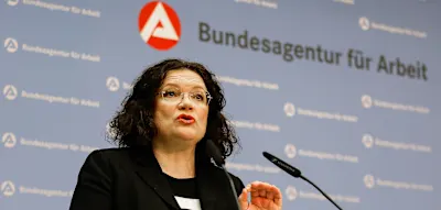 Zahl der Arbeitslosen f&auml;llt unter drei Millionen &ndash; Herbstbelebung laut Nahles &bdquo;schwunglos&ldquo;