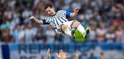 Messi geht durch die gro&szlig;e T&uuml;r, Ronaldo nimmt den Ego-Ausgang